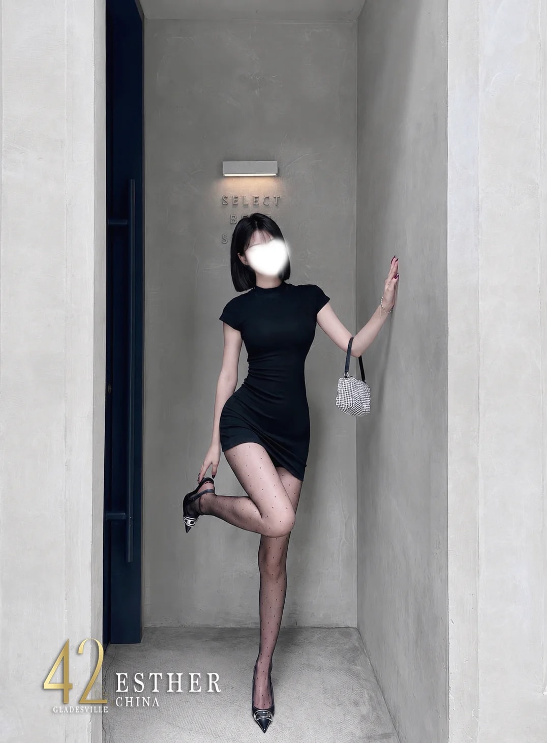 Esther, 사진 1